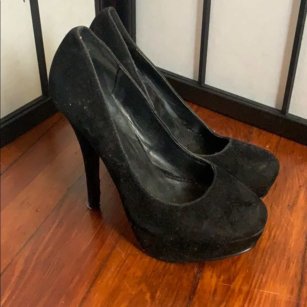 Black pumps